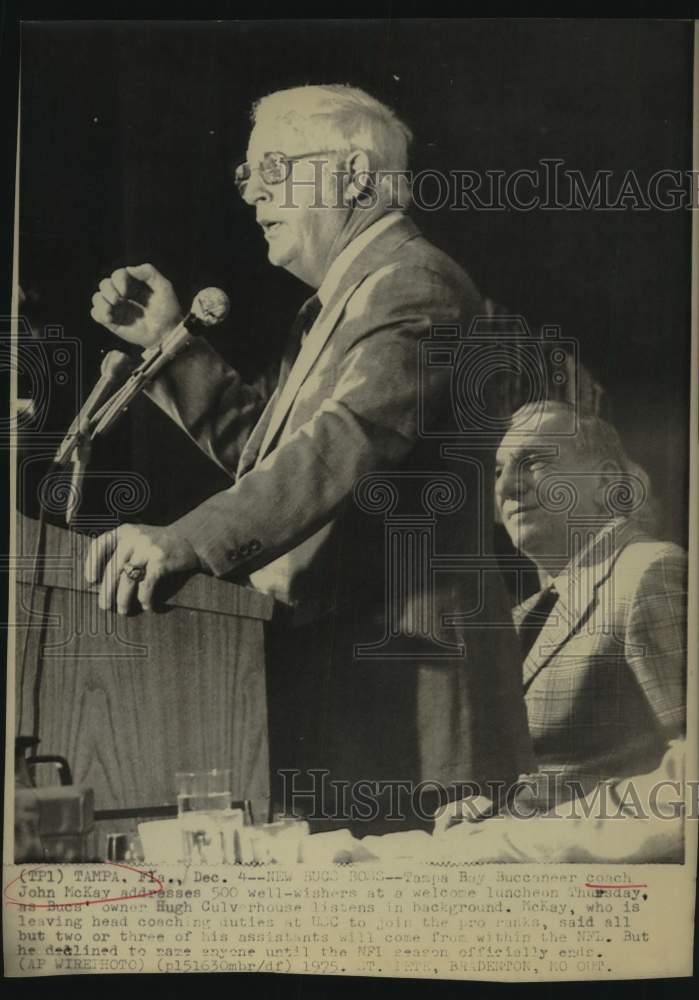 1975 Press Photo Tampa Bay Buccaneer Football Coach &amp; Owner at Welcome Luncheon- Historic Images