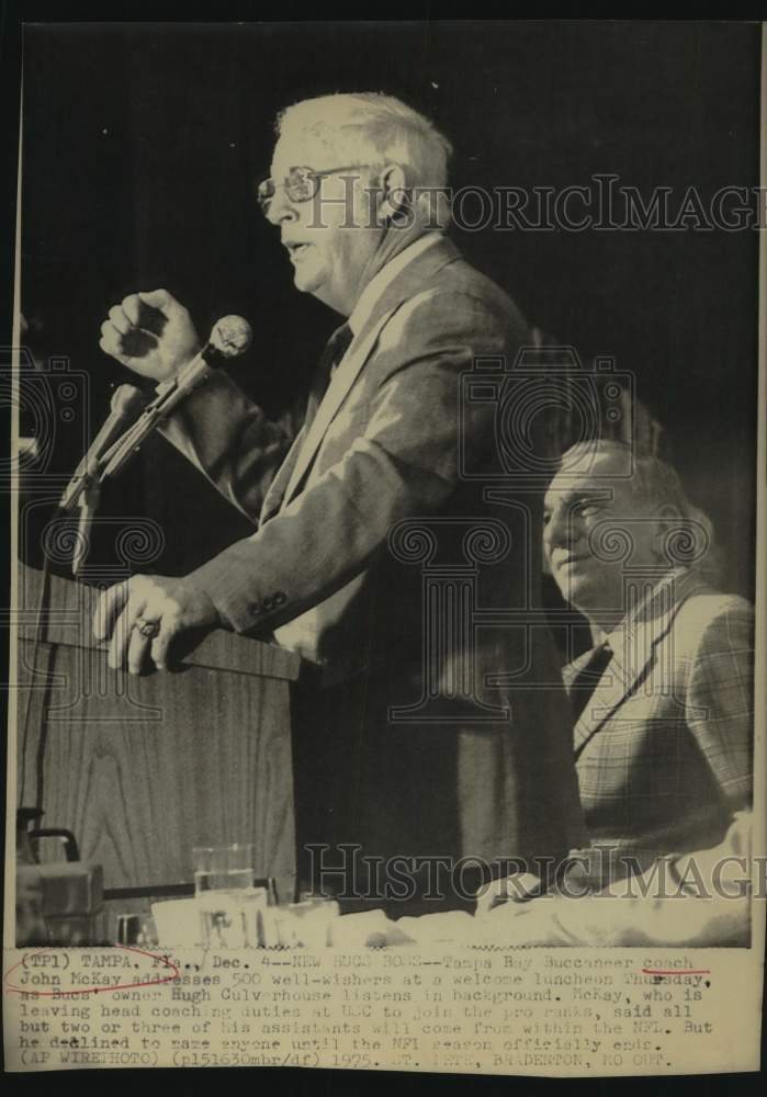1975 Press Photo Tampa Bay Buccaneer Football Coach & Owner at Welcome Luncheon- Historic Images