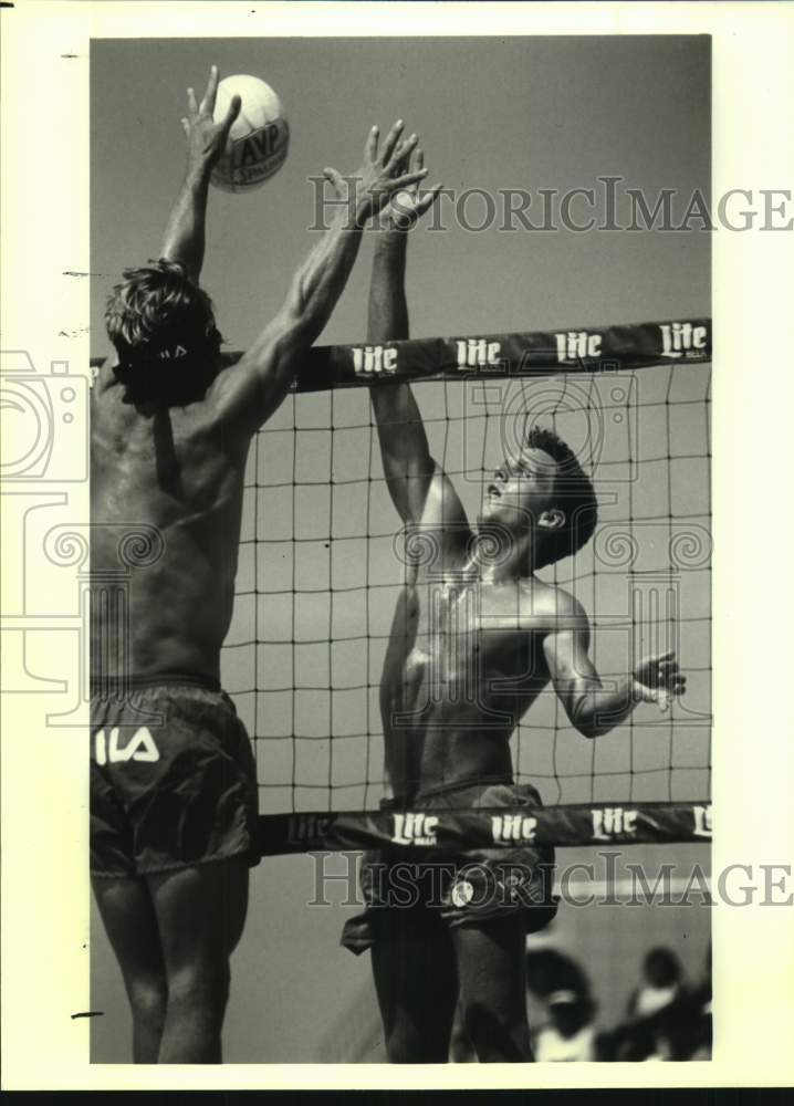 Press Photo Beach Volleyball Player Kent Steffes Spikes Ball - sas21878- Historic Images