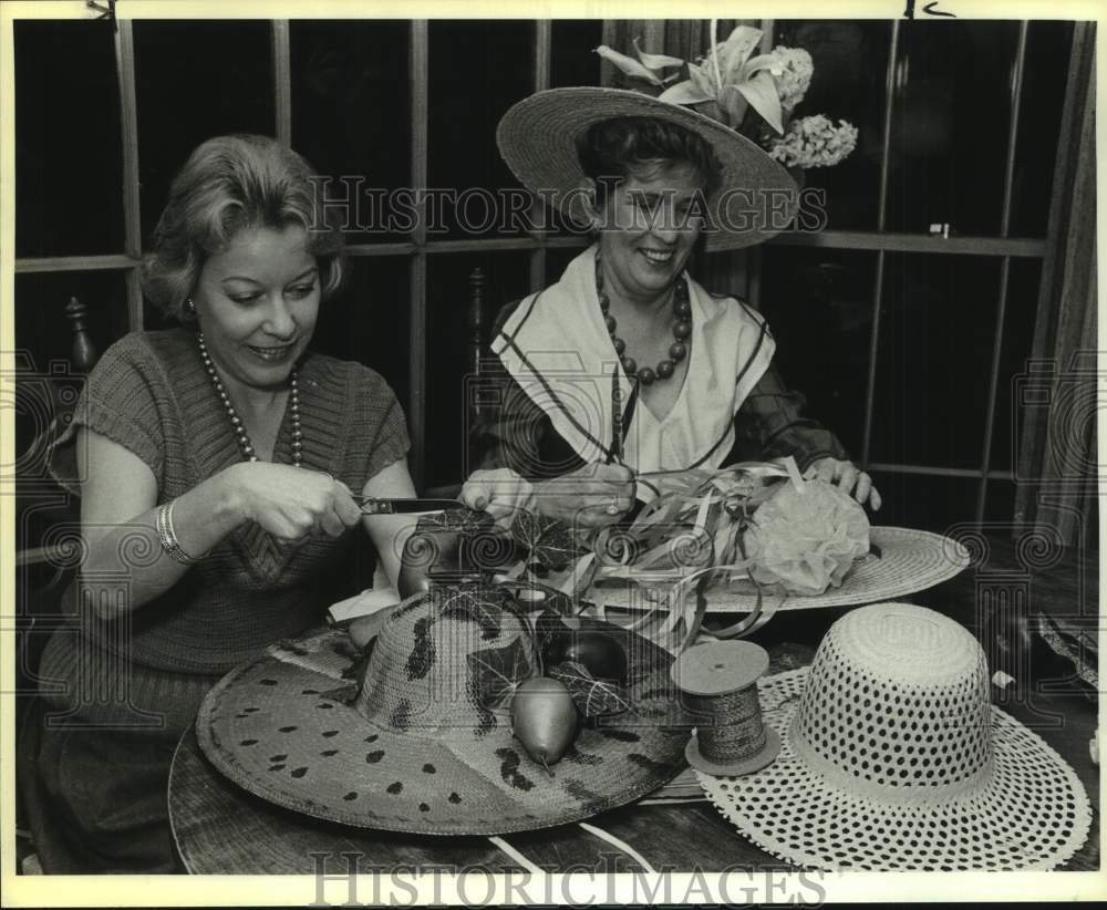 1986 Press Photo Woman Decorate Hats at Southwest Craft Center Fiesta Workshop- Historic Images