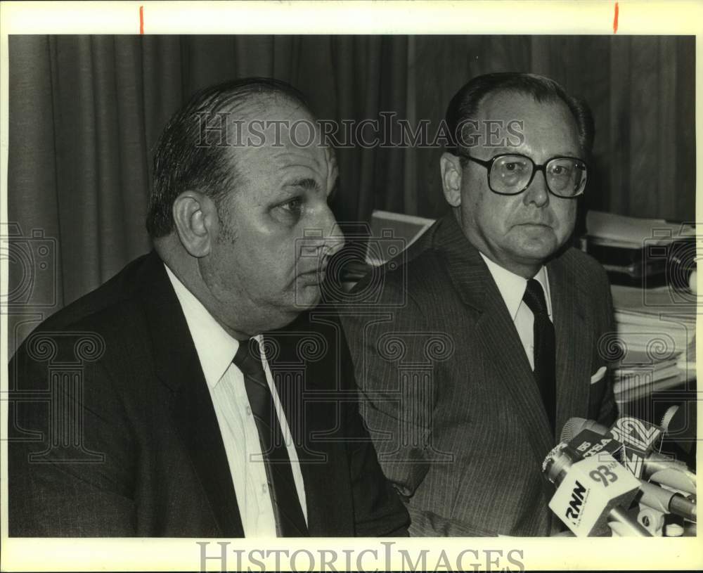 1986 Press Photo Chief Frank Hoyack & FBI Agent Bill Dalsig at Press Conference- Historic Images
