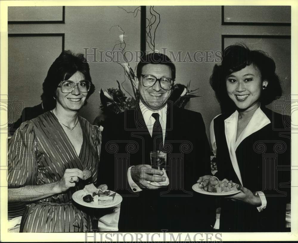 1988 Press Photo Opera Theater of San Antonio Benefit Auction & Party Attendees- Historic Images