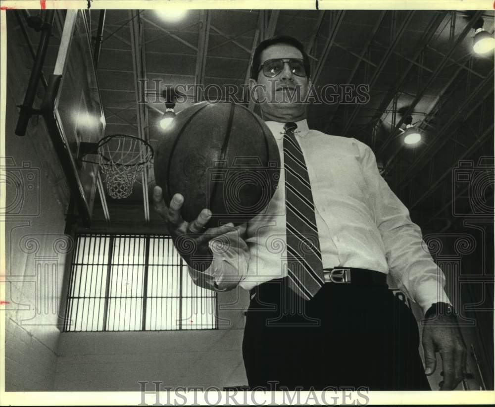 1985 Press Photo YMCA Director Larry Crutsinger Holds Basketball in Gym- Historic Images