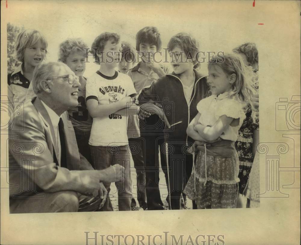 1982 Press Photo Superintendent Ed Cody Talks To Students at Glenoak Elementary- Historic Images