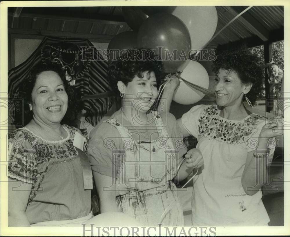 1990 Press Photo San Juan De Los Lagos Church Festival Attendees, Rosedale Park- Historic Images