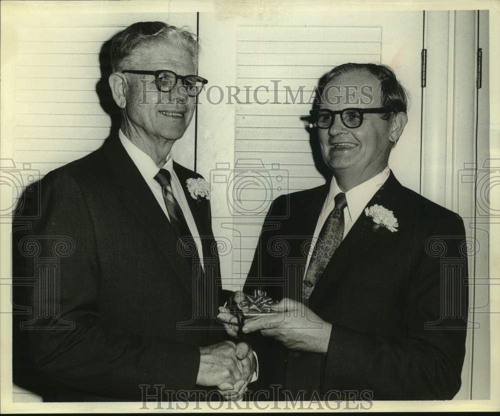 1970 Press Photo Retired Alamo Heights School Superintendent Gets Gift From Man- Historic Images