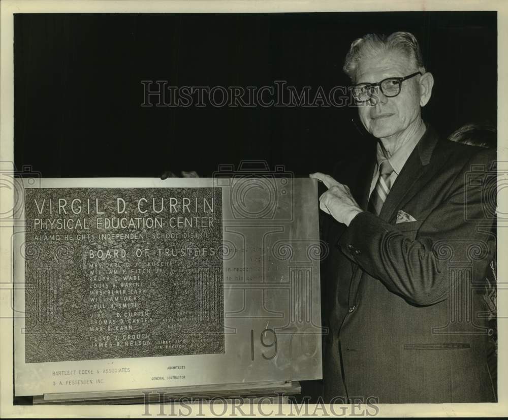 Press Photo Alamo Heights School Superintendent Virgil D. Currin With Plaque- Historic Images