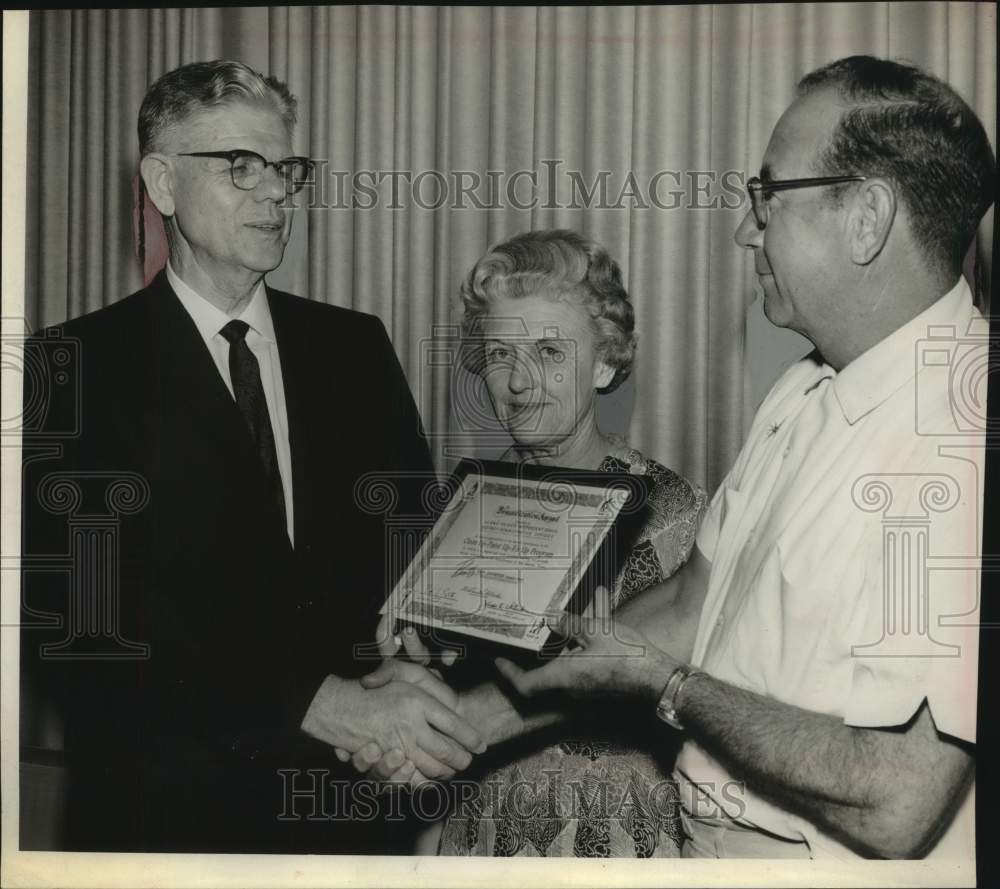 1966 Press Photo Alamo Heights School Superintendent & Wife, Gets Award From Man- Historic Images