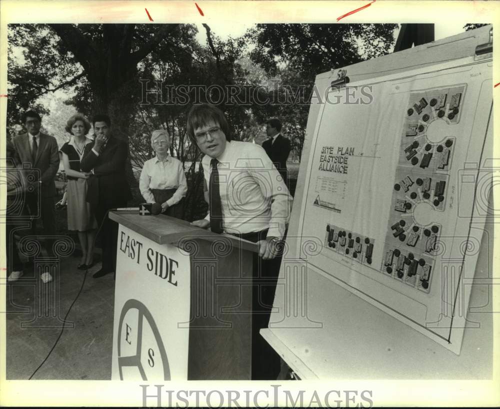 1985 Press Photo San Antonio City Leaders Present East Side Alliance Site Plan- Historic Images