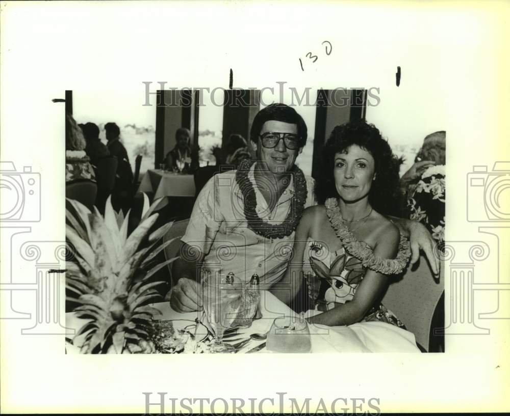 1987 Press Photo Gene Criminger &amp; Sarah Wilder at Woodlake Country Club Luau- Historic Images