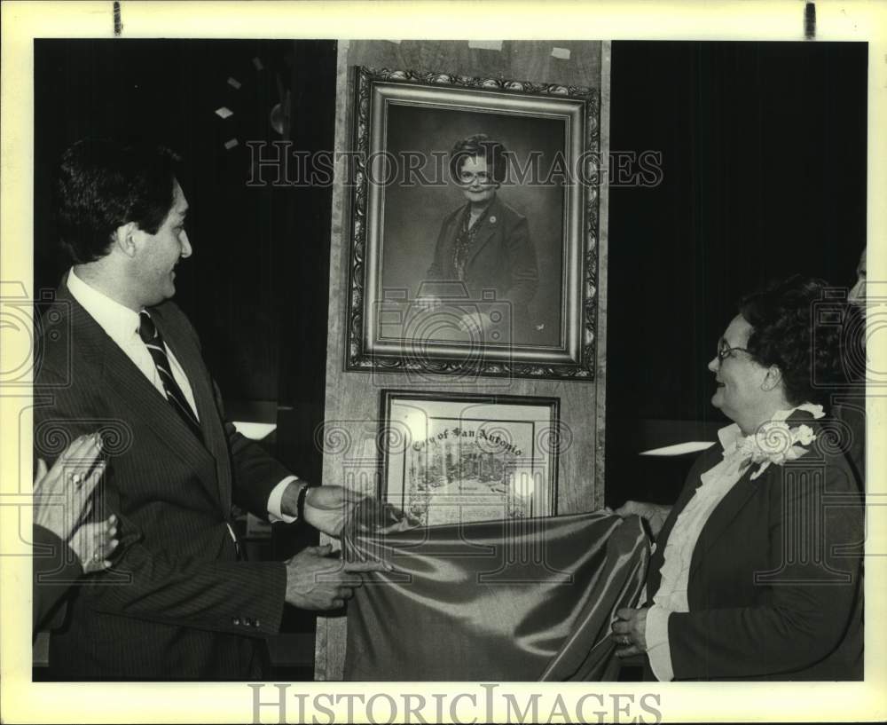 1984 Press Photo Current & Former San Antonio Mayors Unveil Portrait at Theatre- Historic Images