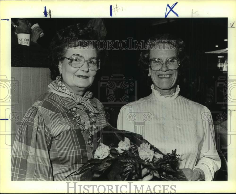 1986 Press Photo Lila Cockrell &amp; Mary Nan West at San Antonio Rose Palace- Historic Images