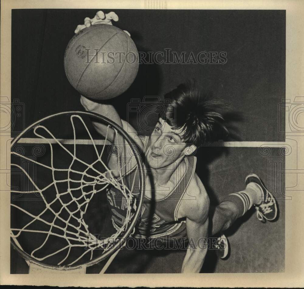 1972 Press Photo St. Mary&#39;s University Basketball Player Gary Tomazsewski Shoots- Historic Images