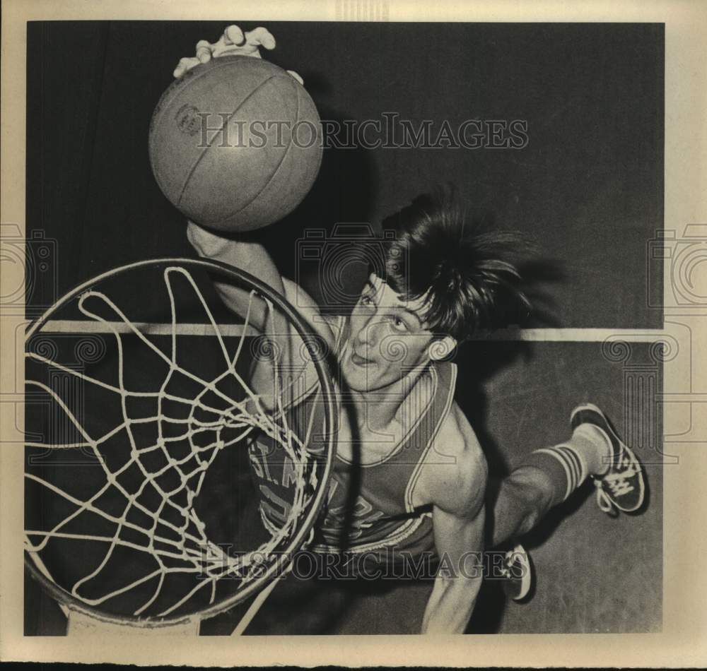1972 Press Photo St. Mary's University Basketball Player Gary Tomazsewski Shoots- Historic Images
