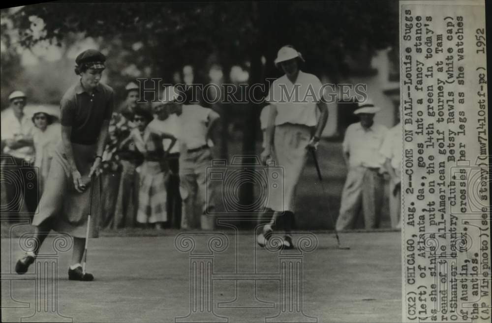 1952 Press Photo Golfers Louise Suggs &amp; Betsy Rawls Watch Putt at Chicago Course- Historic Images