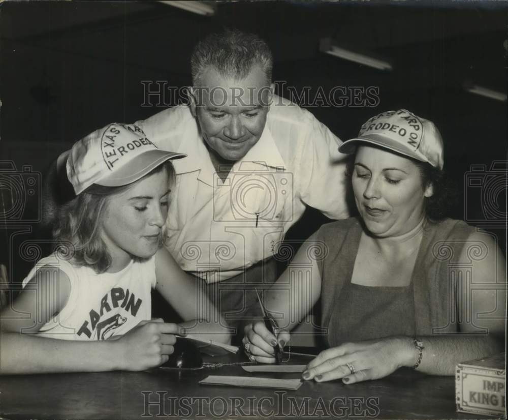 Press Photo Two Women Register Man For Texas Tarpon Rodeo Fishing Tournament- Historic Images