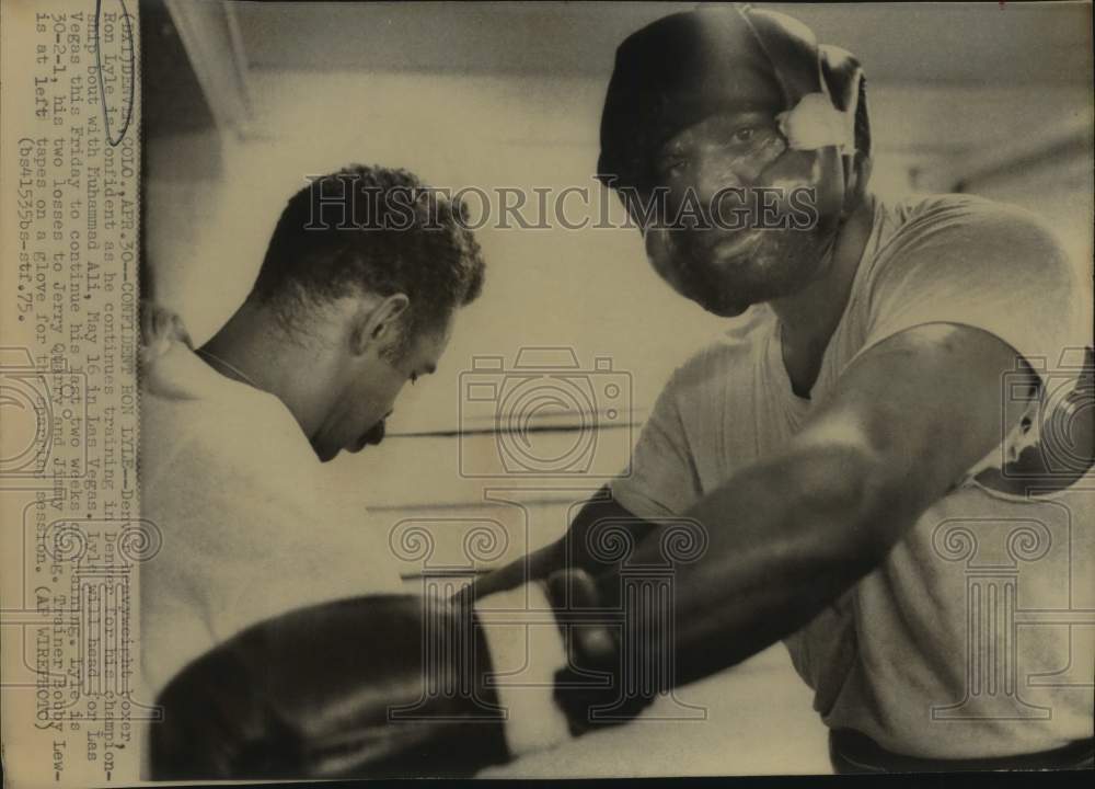 1975 Press Photo Boxer Ron Lyle &amp; Trainer Bobby Lewis Practice in Denver- Historic Images