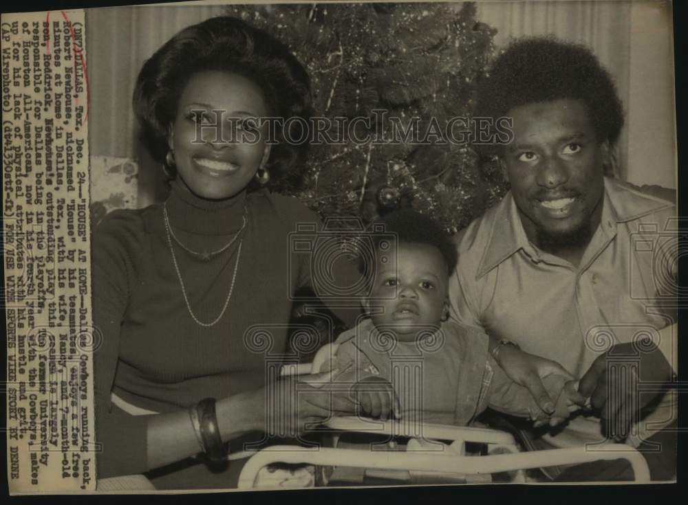 1975 Press Photo Dallas Cowboys Football Player At Home With Family - sas22265- Historic Images