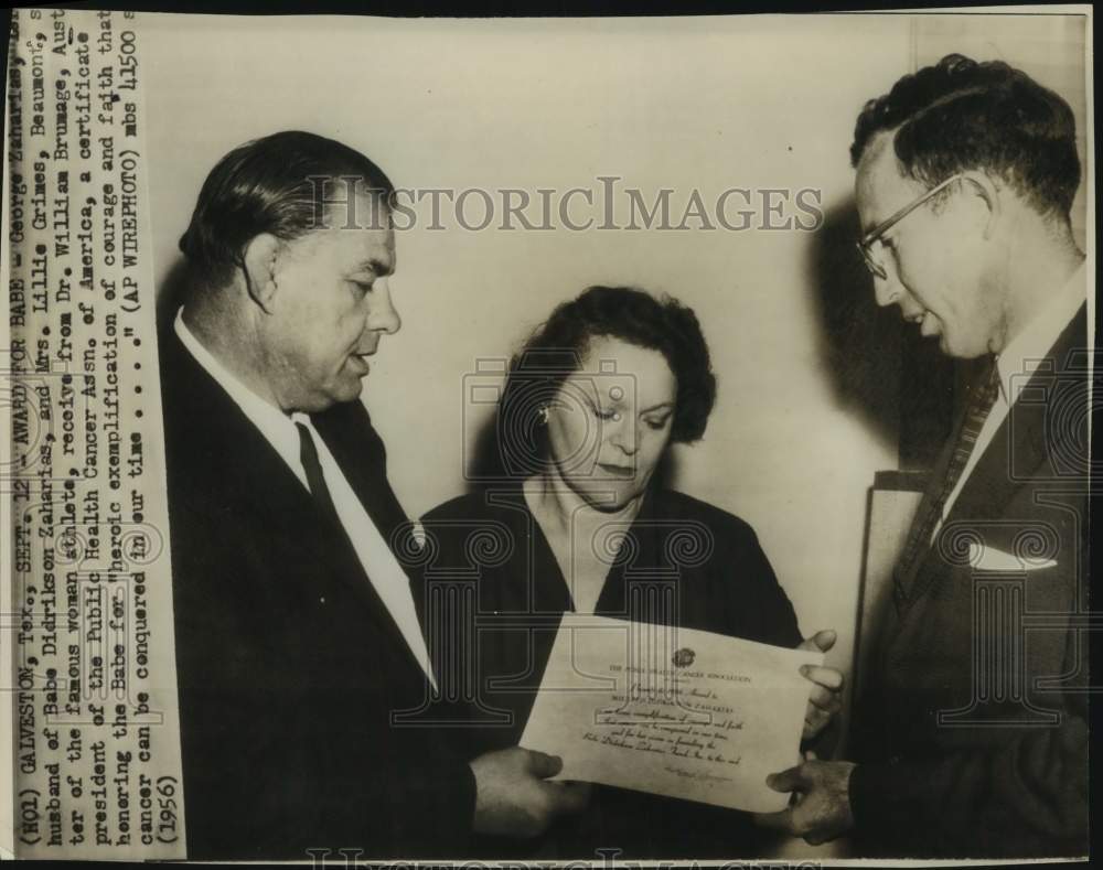 1956 Press Photo Health Official Awards Golfer&#39;s Husband &amp; Sister in Galveston- Historic Images