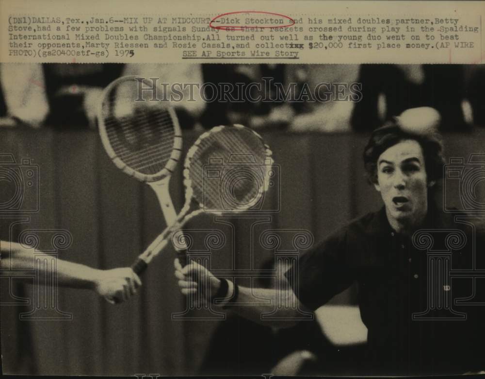 1975 Press Photo Tennis Players Dick Stockton &amp; Betty Stove Hit Rackets, Dallas- Historic Images