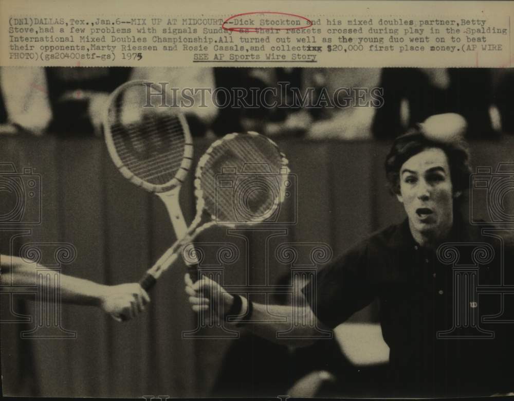 1975 Press Photo Tennis Players Dick Stockton & Betty Stove Hit Rackets, Dallas- Historic Images