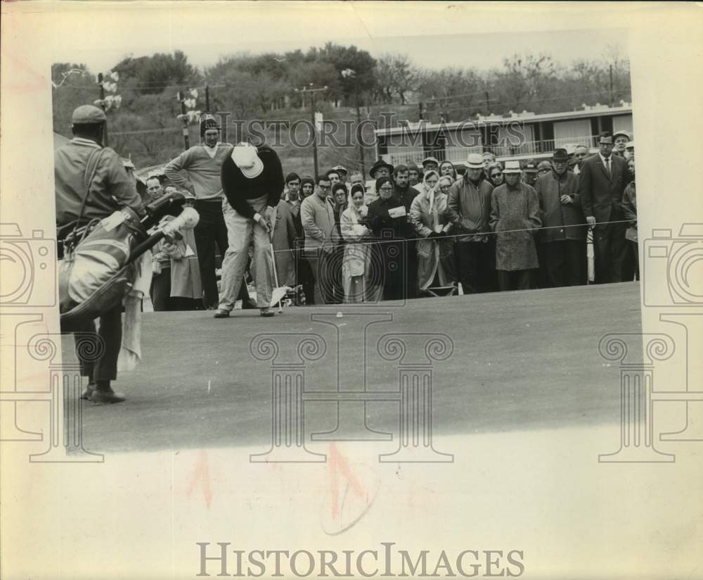 1970 Press Photo Golfers Hits Putt &amp; Spectators Watch at Texas Open - sas22323- Historic Images