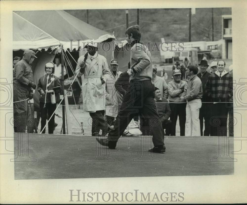 Press Photo Golfer Ron Cerrudo Walks Between Holes at Texas Open - sas22328- Historic Images