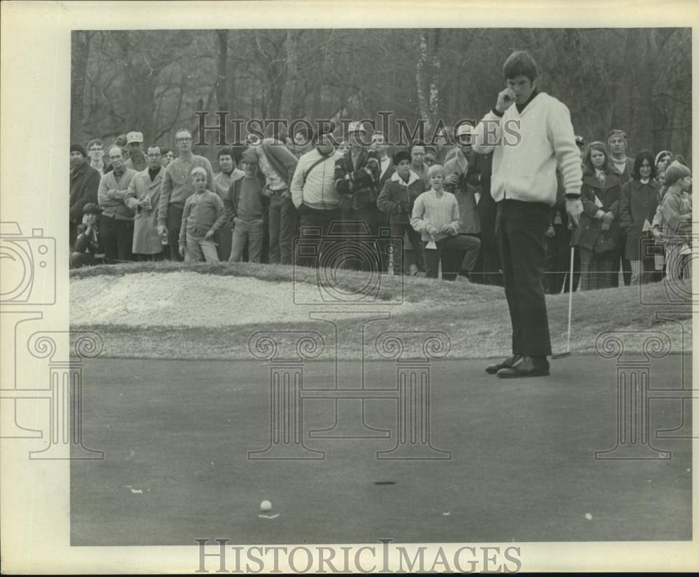 1970 Press Photo Golfer Ron Cerrudo Eyes Putt at Texas Open - sas22368- Historic Images