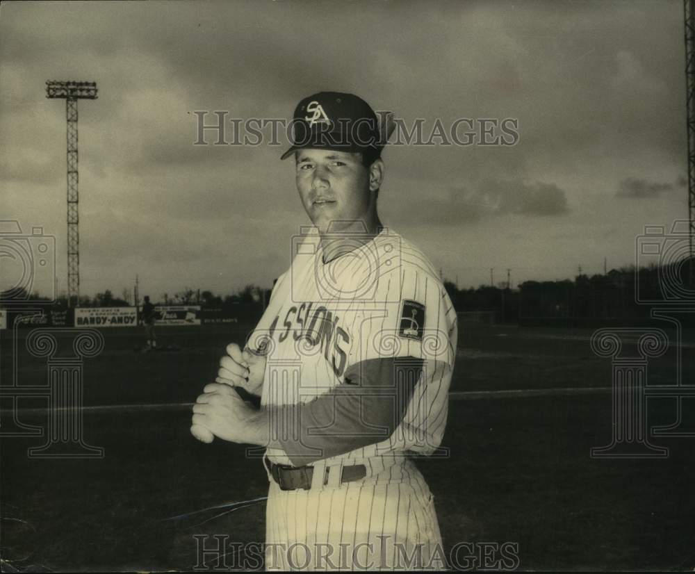 Press Photo San Antonio Missions Baseball Player Ronnie Newman Poses on Field- Historic Images