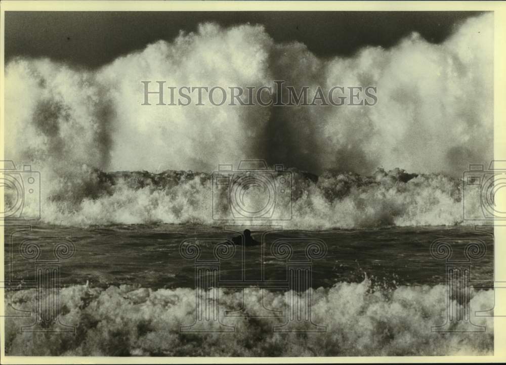 1983 Press Photo Surfer Faces Big Wave Along Shore Near Torrance, California- Historic Images