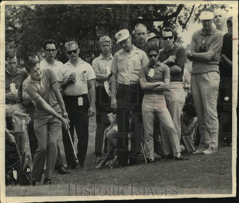 1967 Press Photo Golfer Harold Henning Takes a Chip Shot at Texas Open- Historic Images