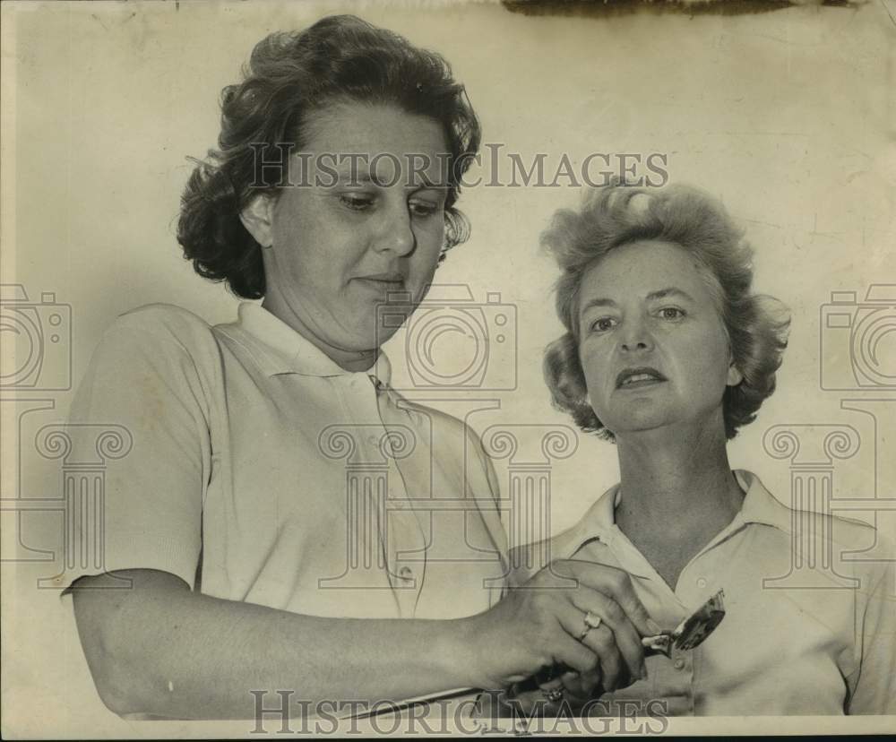 1964 Press Photo New Orleans Golfers Mrs. A.T. Higgins &amp; Mrs. Sam Israel- Historic Images