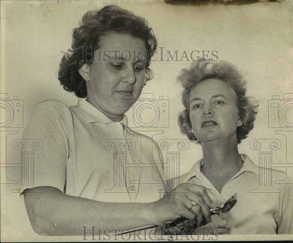 1964 Press Photo New Orleans Golfers Mrs. A.T. Higgins & Mrs. Sam Israel- Historic Images