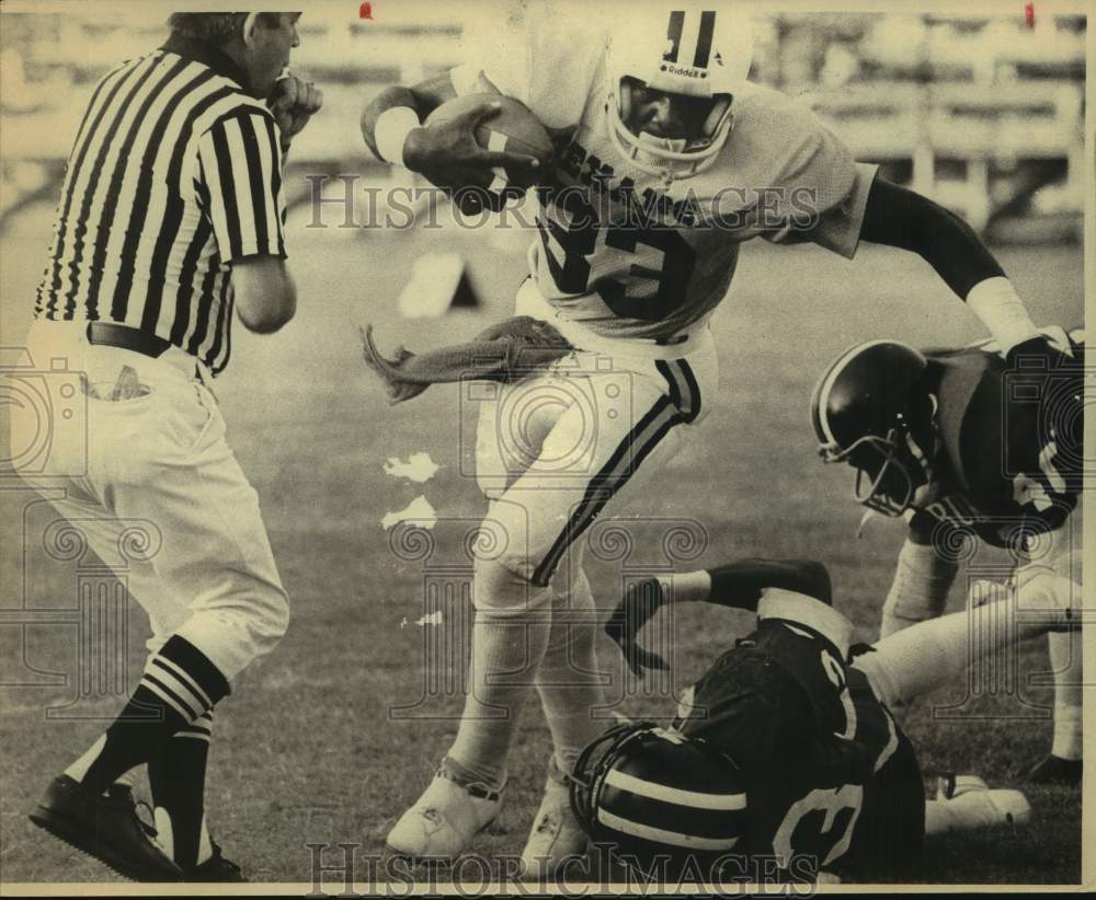 1982 Press Photo San Antonio Bulls Football Player Runs Ball During Game- Historic Images