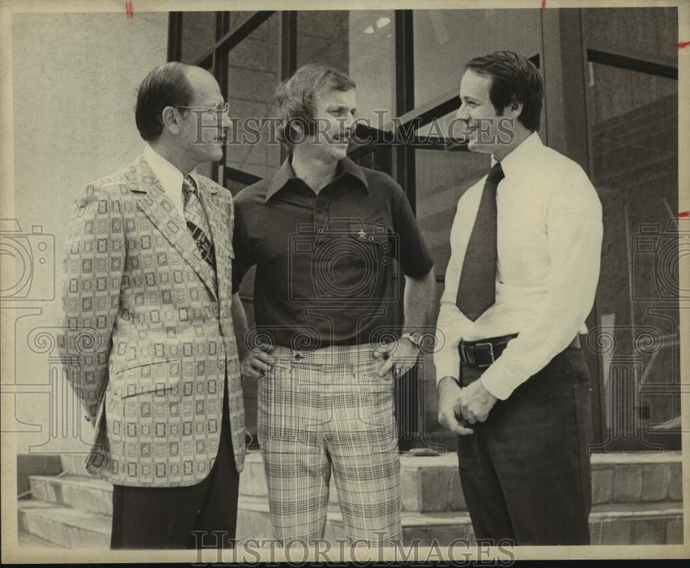 1974 Press Photo San Antonio Spurs Basketball Coach Talks With Two Men- Historic Images