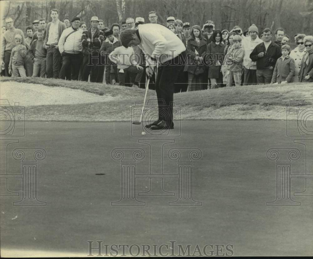 Press Photo Golfer Ron Cerrudo Putts, Spectators Watch - sas22478- Historic Images