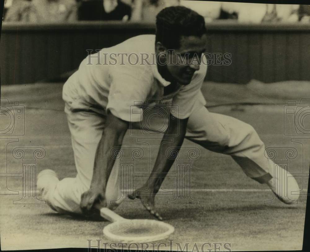 1950 Press Photo Tennis Player Pancho Segura Plays Low Shot - sas22527- Historic Images