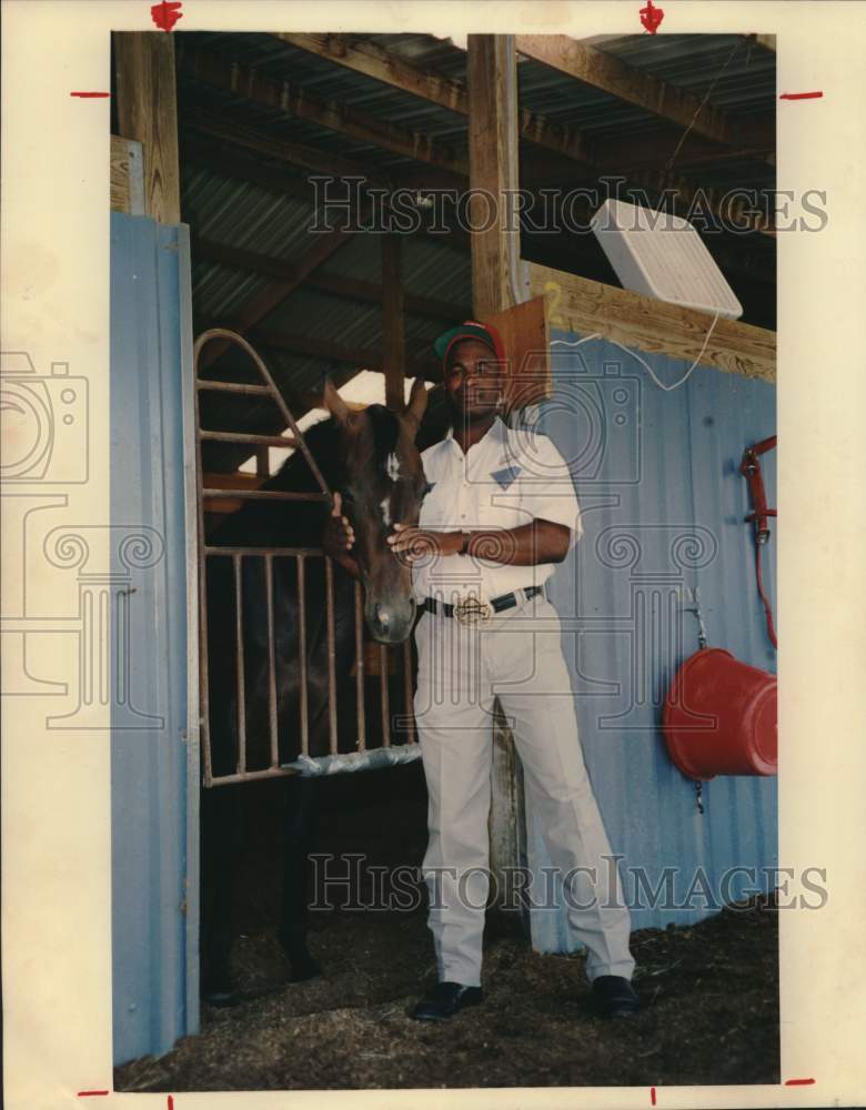 1994 Press Photo Racehorse Trainer K.C. Carden With Horse, Fredericksburg- Historic Images