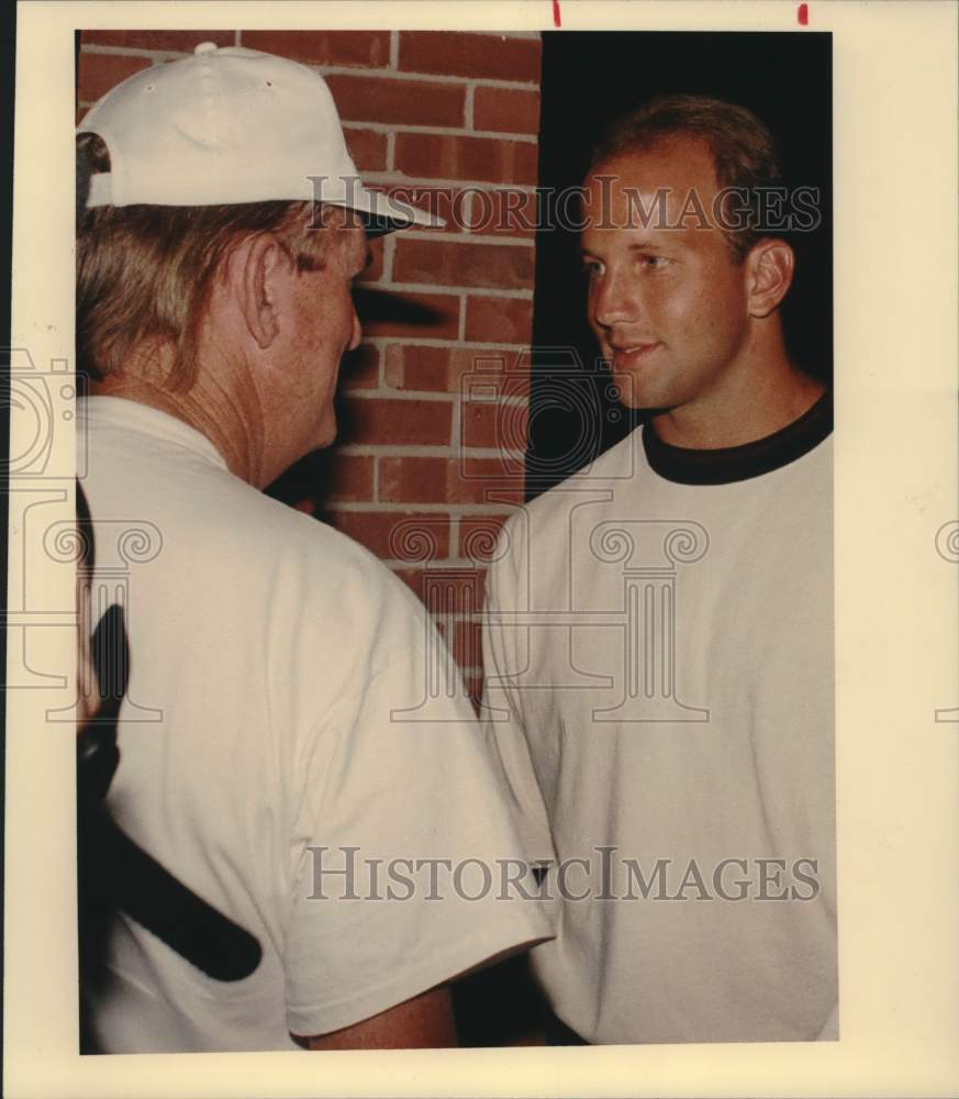 1991 Press Photo Houston Oilers Football Player Cody Carlson Talks With Man- Historic Images