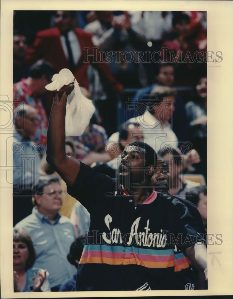 1993 Press Photo San Antonio Spurs Basketball Player Antoine Carter Waves Towel- Historic Images