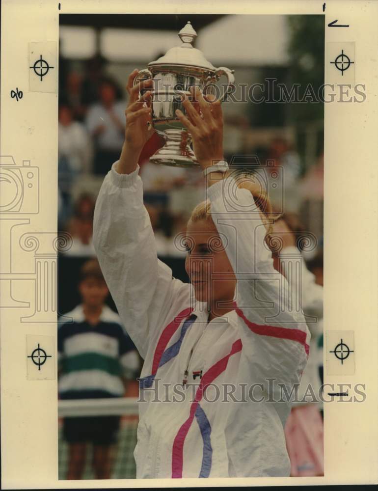 1990 Press Photo Tennis Player Monica Seles Holds Up Hardcourt Champion Trophy- Historic Images