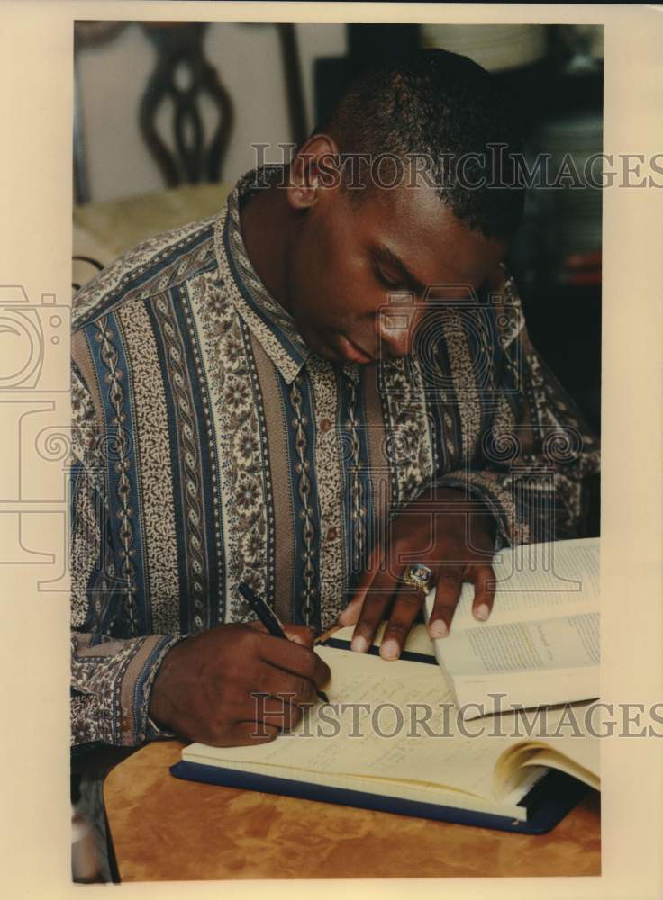 1990 Press Photo University of Michigan Football Player Wilbur Odom Studies- Historic Images