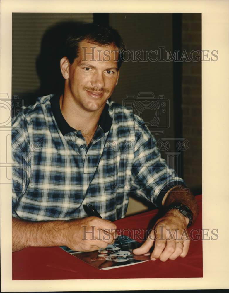 1993 Press Photo Dallas Cowboys Football Player Jay Novacek Signs Autographs- Historic Images