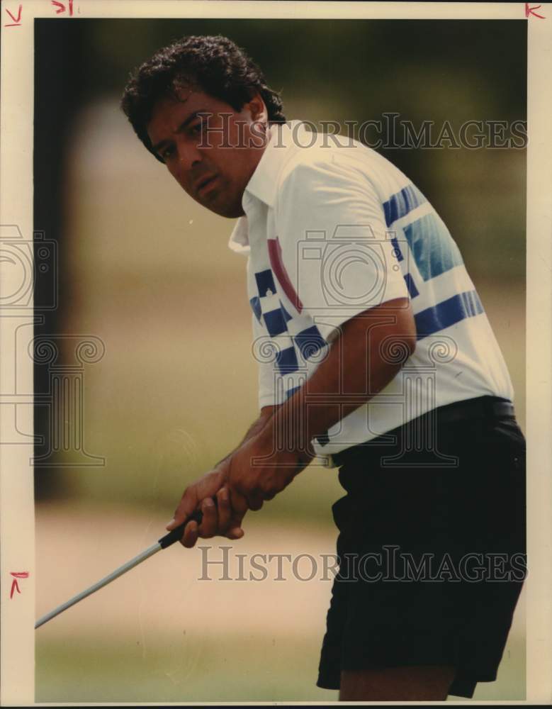 1990 Press Photo Golfer Bill Resendez Watches Putt at City Amateur Championship- Historic Images