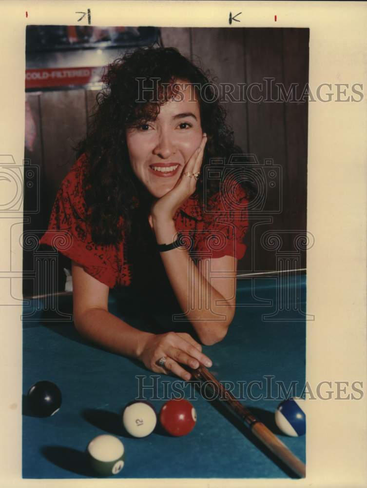 1988 Press Photo Billiards 8-Ball Champion Vivian Villarreal Poses at Pool Table- Historic Images