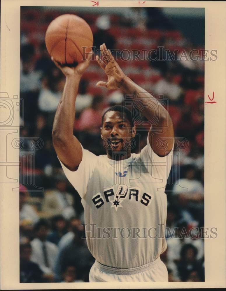 1990 Press Photo San Antonio Spurs Basketball Player Mike Mitchell Takes Shot- Historic Images