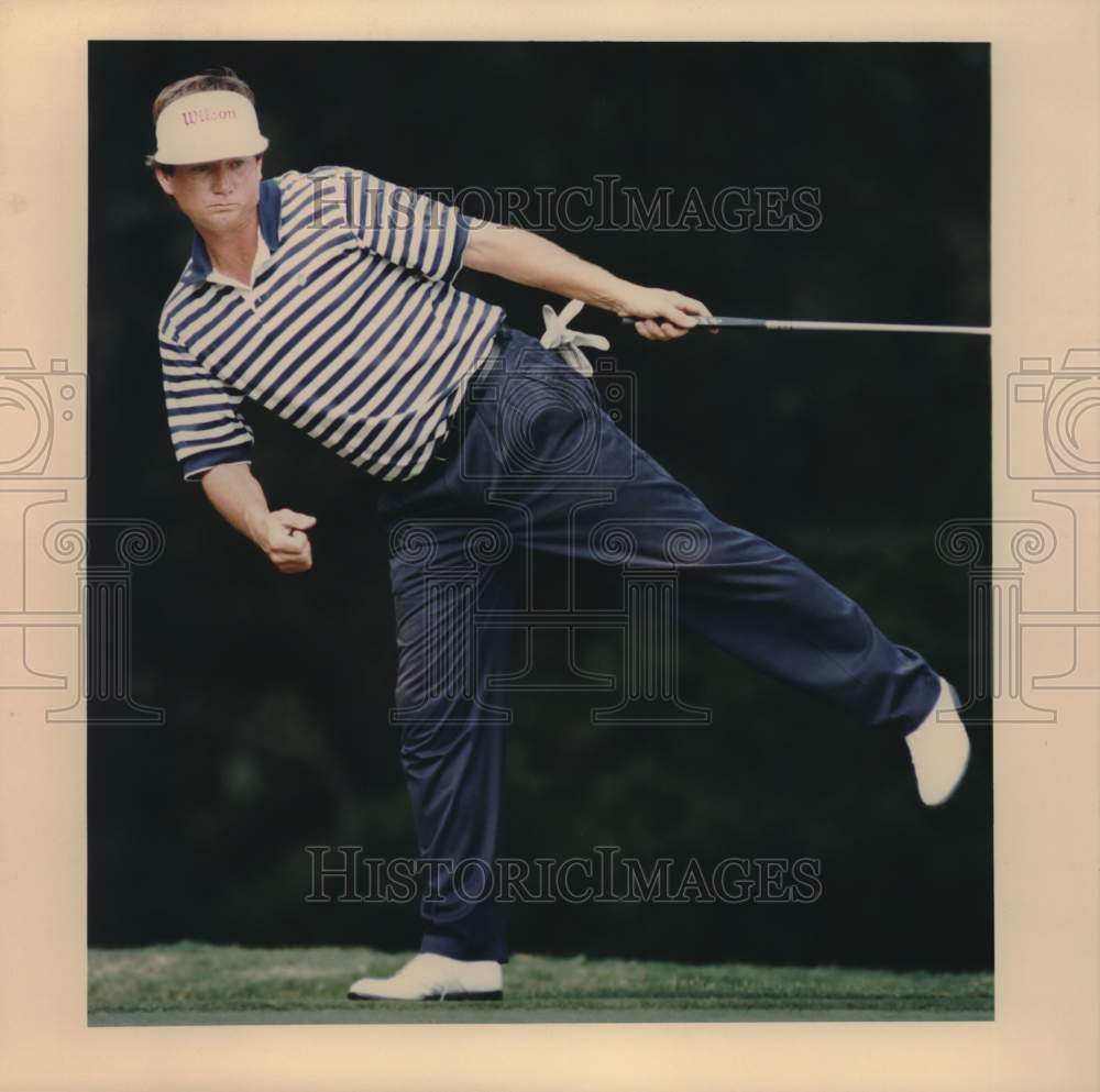 1990 Press Photo Golfer Mike Donald Leans Over, Watches Putt at Texas Open- Historic Images