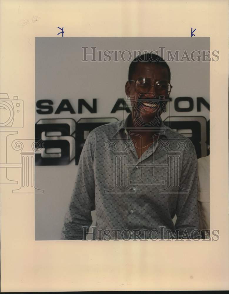 1989 Press Photo San Antonio Spurs Basketball Player Caldwell Jones - sas22662- Historic Images