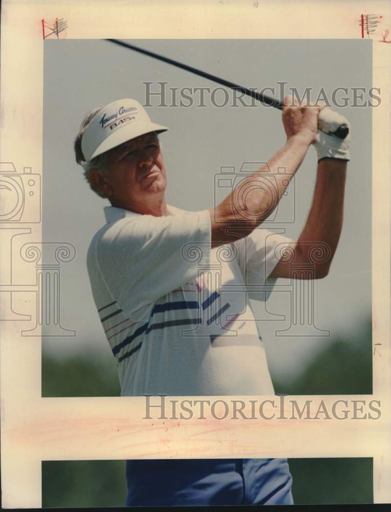 1989 Press Photo Golfer Larry Mowry Watches Shot at The Dominion Tournament- Historic Images