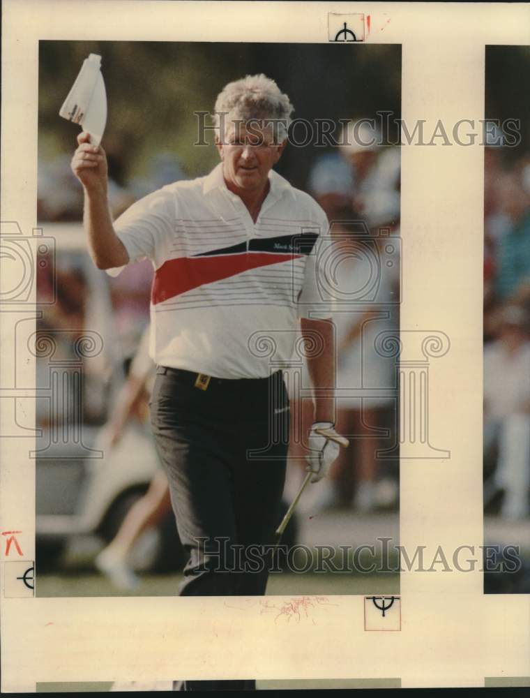 1989 Press Photo Golfer Larry Mowry Waves to Crowd at Dominion Tournament- Historic Images